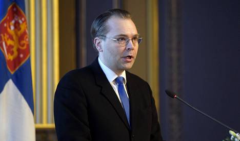 Puolustusministeri Jussi Niinistö (ps) puhui maanpuolustuskurssin avajaisissa maanantaina.