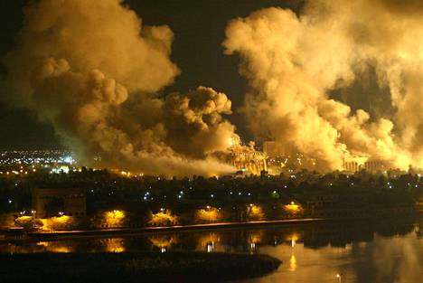 21. maaliskuuta 2003 päivätyssä kuvassa savupilvet kohoavat Bagdadissa.