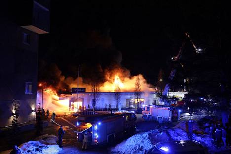 Järvenpään Jampassa sijaitseva ostoskeskus tuhoutui perjantain tulipalossa täysin. 