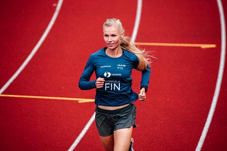 Noora Honkala in Lohja at the Harju sports field in the summer of 2020. For runners with sensitive stomachs, Honkala recommends that you consume honey, liquids and gels only in small amounts at a time.