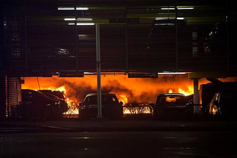 Tulipalo aiheutti mittavaa tuhoa pysäköintihallissa Stavangerin lentokentällä tiistaina. Stavanger on Norjan neljänneksi suurin kaupunki, joka sijaitsee maan lounaisosassa.