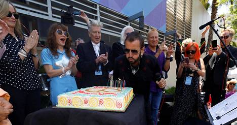 Ringo Starr vietti syntymäpäiviään Rauhaa & rakkautta -tapahtumassa Los Angelesissa perjantaina. Juhlaseurueeseen kuului myös mm. elokuvaohjaaja David Lynch (kolmas vasemmalta.