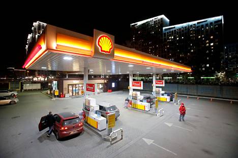 Shell on monen muun länsimaisen yhtiön tavoin ilmoittanut luopuvansa Venäjän-toiminnoistaan Venäjän hyökättyä Ukrainaan. Kuvassa Pietarissa sijaitseva Shell-asema maaliskuussa.