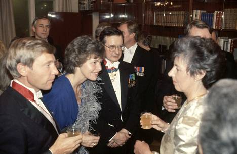 RKP:n kansanedustaja Pär Stenbäck (oik.) rouva Sissel Stenbäck, professori Matti Klinge ja rouva Tellervo Koivisto seurustelevat Presidentinlinnan itsenäisyyspäiväkutsuilla 6. joulukuuta 1985.
