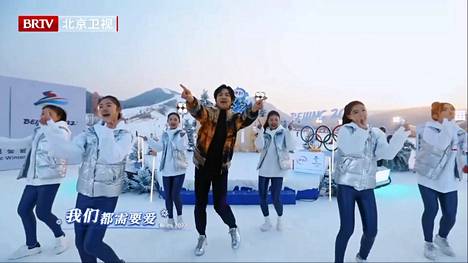 Hong Kong singer Wallace Chang is also starring in a video shared by the Chinese BR TV channel Some.  It sings Join us in winter.