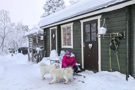 Riitta-Liisa Tauriaisen mökki on tosiasiassa liikuteltava, mutta sen renkaita ei lumen alta huomaa.