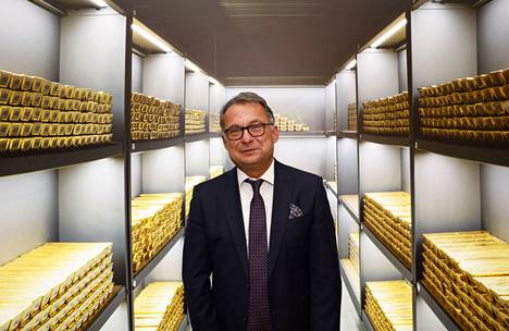 Bundesbankin pääjohtaja Joachim Nagel poseeraa kultaharkkotapetin edessä keskuspankin tiloissa Frankfurtissa.