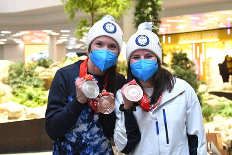 Pekingin olympiamitalistit Kerttu Niskanen (vas.) ja Krista Pärmäkoski saivat 20 000 euron tuen.