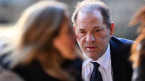 Harvey Weinstein pysyy vankilassa tuomion purkamisesta huolimatta.
