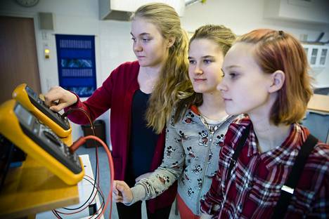Pisa-tutkimuksen mukaan tytöt ovat 19 pistettä parempia luonnontieteissä kuin pojat. Anni Hautala, Amanda Kurka ja Pina Aro kokeilivat muuntajan toimintaa Vantaan Peltolan koulussa.