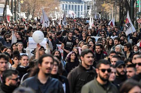 Tuhannet ihmiset osoittivat perjantaina mieltään junaturman uhrien puolesta Ateenassa.