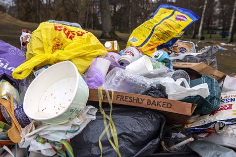 Vaikka vapunjuhlijat ovat Sampo Sainion mukaan petranneet roskien siivoamisessa, lajittelussa on vielä toivomisen varaa.