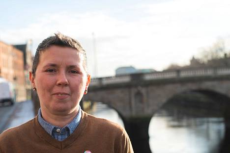 ”Useimmat ihmiset vaikuttavat suhtautuvan nykyään transasioihin ’elä ja anna toisten elää’ -periaatteella”, Irlannin suurinta transjärjestöä johtava Tina Kolos Orban sanoo.