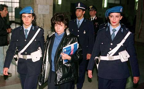 Patrizia Reggiani poistui poliisisaattueessa murhaoikeudenkäynnistä Milanossa marraskuussa 1998. 