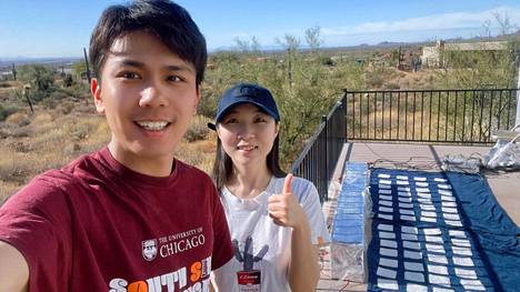 Tutkijat Chenxi Sui ja Ronghui Wu testasivat uutta kangastaan Arizonan auringossa 2023. Samat kankaanpalat lämpenivät myös urbaanissa Chicagossa. 