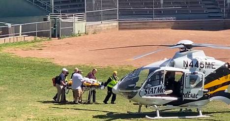 Kirjailija Salman Rushdieta kiidätettiin helikopteriin ja sairaalahoitoon viime viikon perjantaina New Yorkin osavaltion Chautauquassa. Kuva on ruutukaappaus videolta.