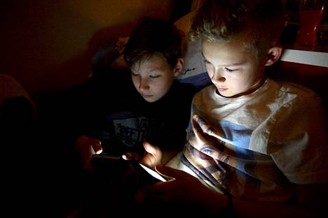 Elektronisten laitteiden sininen valo saattaa haitata lapsen yöunta. 