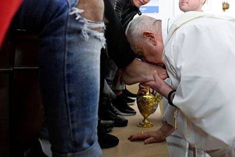 86-vuotias paavi vitsaili tapahtumassa huonosta polvestaan, joka on pakottanut hänet turvautumaan pyörätuoliin. 