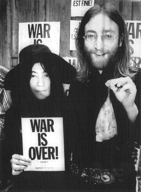 Yoko Ono ja John Lennon aloittivat rauhankampanjansa vuonna 1969. Kuva HS:n uutisesta tuolta vuodelta.