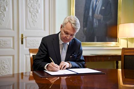 Suomen ulkoministeri Pekka Haavisto (vihr) allekirjoitti tiistaina kirjeen, jolla Suomi hakee Naton jäsenyyttä.