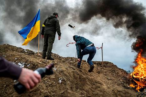Ukrainalaiset siviilit harjoittelivat polttopullojen heittämistä Žytomyrin kaupungissa viime viikolla.