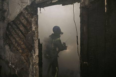 Palokunta sammutti taloa Kiovan kantakaupungissa Venäjän Grad-raketti-iskun jäljiltä keskiviikkona.