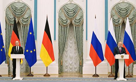 Saksan liittokansleri Olaf Scholz (vas.) ja Venäjän presidentti Vladimir Putin puhuivat tiedotustilaisuudessa Moskovassa tiistaina.