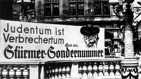 ”Juutalaisuus on rikollisuutta”, väitettiin antisemitistisen Sturmer-lehden mainoksessa Itävallan pääkaupungissa Wienissä vuonna 1938.
