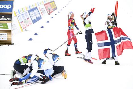 Norja juhli MM-kultaa, kun Suomi jäi naisten viestissä neljänneksi.