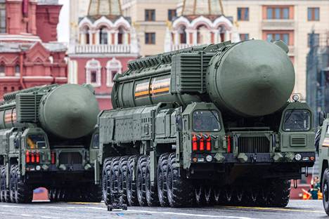 Venäjä esitteli ohjusarsenaaliaan Moskovan Voitonpäivän paraatissa 9. toukokuuta. Kuvassa mannertenvälisiä RS-24 Jars -ohjuksia.