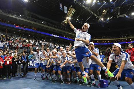 Suomen miehet ovat juhlineet kultaa kaksissa edellisissä MM-kisoissa. Kuva vuodelta 2018 Prahasta.