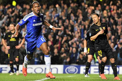 Chelsean Didier Drogba juhlii maaliaan Barcelonaa vastaan Stamford Bridgellä.
