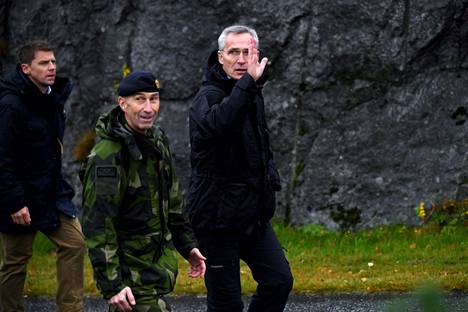 Ruotsin puolustusvoimien komentaja Micael Bydén (keskellä) ja Naton pääsihteeri Jens Stoltenberg (oik.) tapasivat Swenex-sotaharjoituksen yhteydessä Bergan laivastotukikohdassa Ruotsissa viime lokakuussa.