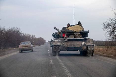 Venäjän armeijan sotilasajoneuvo maantiellä Mariupolin ulkopuolella.