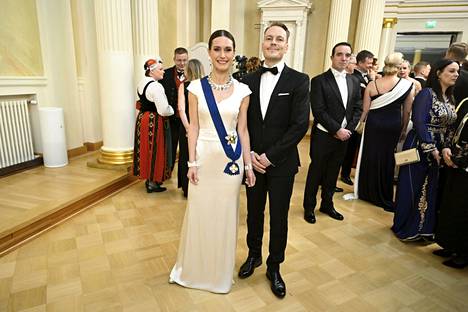 Pääministeri Sanna Marin tiistaina Linnan juhlissa yhdessä aviomiehensä Markus Räikkösen kanssa.