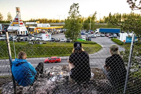 Järvenpäästä kotoisin olevat nuoret löysivät hyvän paikan tarkastella illan autotarjontaa huoltoasemaa vastapäätä sijaitsevan kallion päältä.