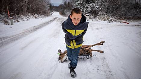 Stanton Townshipin ”Pikku-Suomessa” metsästys on yleinen harrastus. Joe Datto, 13, onnistui kaatamaan peuran.