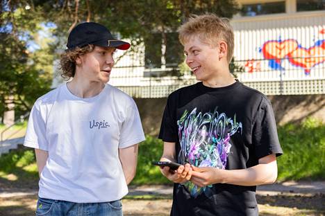 19-vuotiaat Miro Kokkola (vas.) ja Kosti Koskinen arvuuttelivat kasveja ja tuotemerkkien logoja. Aivan kaikki eivät olleet tuttuja.