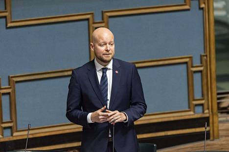 Vasemmistoliiton eduskuntaryhmän puheenjohtaja Jussi Saramo kuvattuna eduskunnassa syyskuussa.