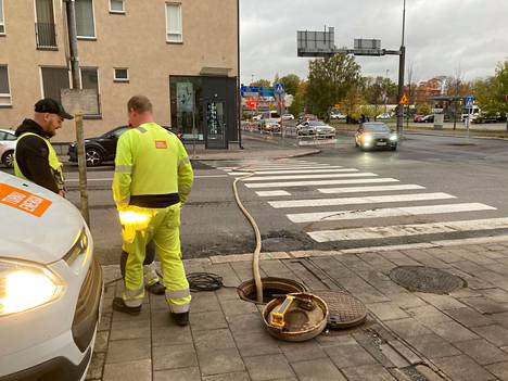 Near the bus station, the street was already dry by eight in the morning and the location work of the broken pipe was underway.