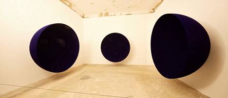 Anish Kapoorin mustat teokset tekevät silmänkääntötempun katsojalleen. Se mikä näyttää yhdestä kulmasta litteltä, on oikeasti kolmiulotteinen. – Kuva Palazzo Manfrinista Venetsiassa 2022.