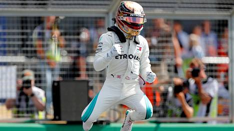 Hamilton herkutteli kotikisassaan niukasti paalupaikalle Ferrarien edestä – ”Kiitos maailman parhaalle yleisölle”