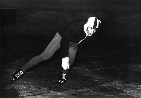 Vuodesta 1964 lähtien Leo Linkovesi on kiivennyt uskollisen ja tunnollisen uurastuksen jälkeen maailman parhaaksi 500 metrin luistelijaksi. Hän hallitsee myös 1000 metrin matkan ja tavoittelee tänä talvena paitsi olympiamitalia Sapporon pikamatkalla myös maailman sprintterikuninkuutta. Suomalainen luistin kulkee, jos sille annetaan mahdollisuudet vaikka ilman tekojäärataa.