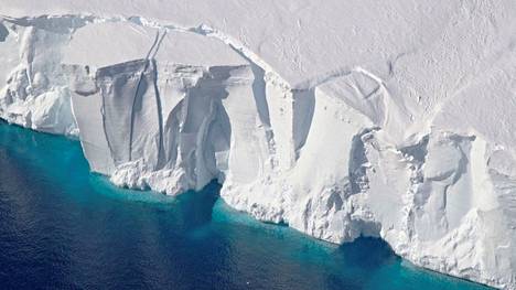Kuva 60-metrisestä Getz-jäähyllystä Etelämantereella vuodelta 2016. Uuden tutkimuksen mukaan jäähyllyistä putoaa mereen paloja hälyttävällä vauhdilla.
