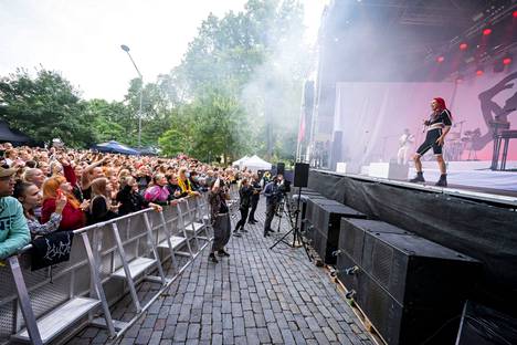 Laulaja Sanni esiintyi Down by the laituri -festivaalilla vuonna 2021. Festivaalilla on lupa soittaa musiikkia perjantaina ja lauantaina aamukahteen saakka.
