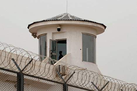 Vartija tornissaan Kashgarin kaupungin vankilassa Xinjiangissa vuonna 2021.