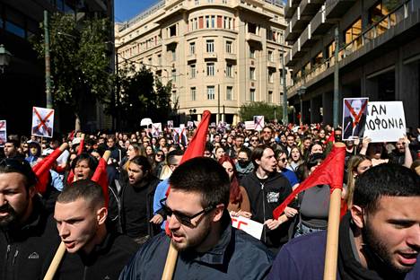 Ihmiset osoittivat mieltään Kreikan pääkaupungissa Ateenassa keskiviikkona.