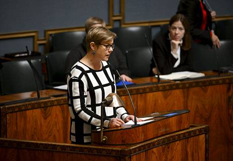 Sisäministeri Krista Mikkonen (vihr) eduskunnan täysistunnossa maanantaina.