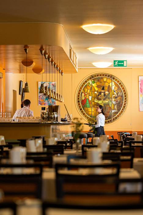 Eliten kuuluisa pyöreä lasimaalaus ravintolasalin uudistuksen myötä tehdyn baarin takaseinässä.