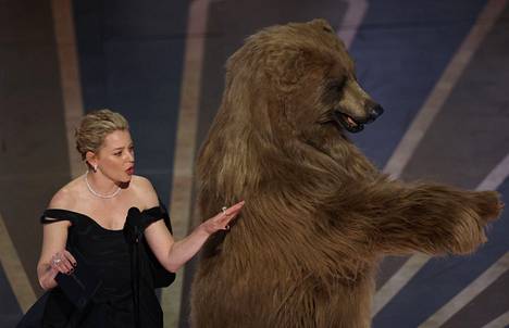 Hassuttelua: Cocaine Bear -elokuvan ohjaaja Elizabeth Banks jakoi visuaalisten tehosteiden palkinnon karhupukuisen henkilön kanssa.